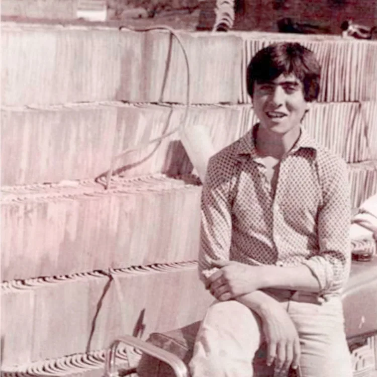 Joven trabajador junto a baldosas de barro cocido artesanal recién elaboradas en la fábrica de Vimacon